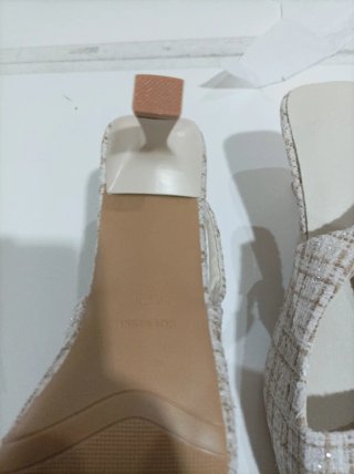 Zapatos de tacón beige y dorado
