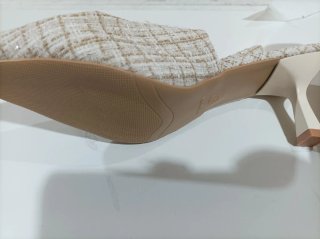 Zapatos de tacón beige y dorado
