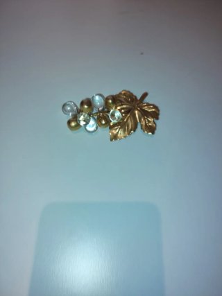 Broche hoja y uvas cristal dorado
