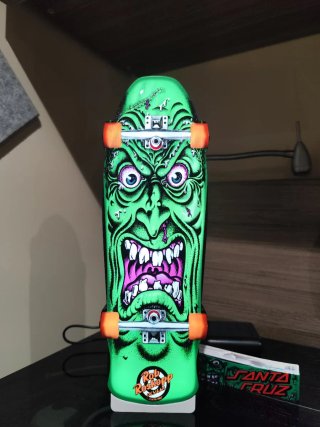 Lámpara Skateboard Santa Cruz Monstruo Verde