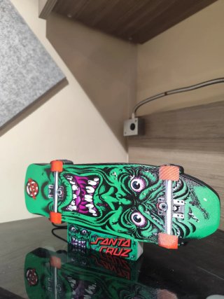 Lámpara Skateboard Santa Cruz Monstruo Verde