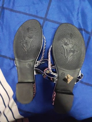 Sandalias plateadas adornadas