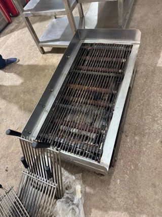 Barbacoa de metal y plástico