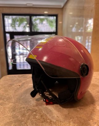 Casco de moto rosa con visera