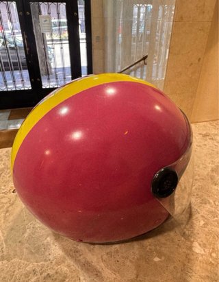 Casco de moto rosa con visera
