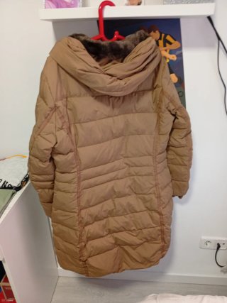 Chaqueta acolchada con capucha y pelo