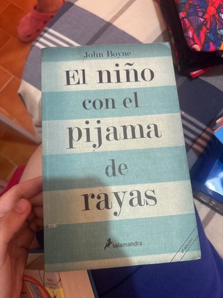 El niño con el pijama de rayas