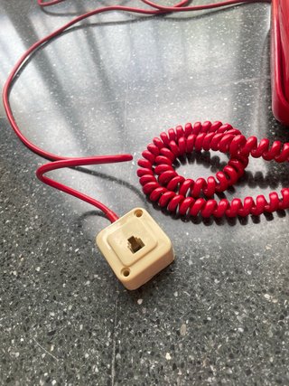 Teléfono antiguo rojo