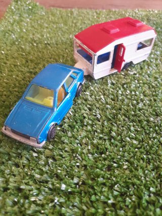 Coche con caravana Guisval años 80.
