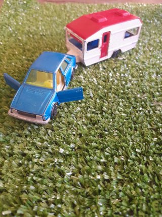 Coche con caravana Guisval años 80.