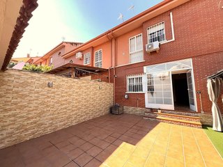 Casa adosada en venta en Loeches