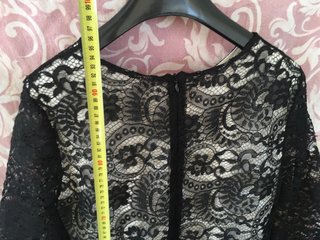 Vestito pizzo nero con scollo incrocio con nappine