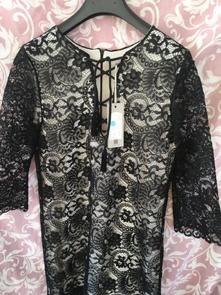 Vestito pizzo nero con scollo incrocio con nappine