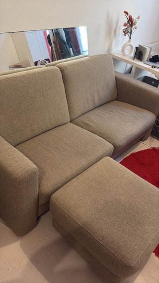 Sofá modular con puff color beige
