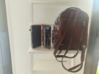 Mochila y cartera floral