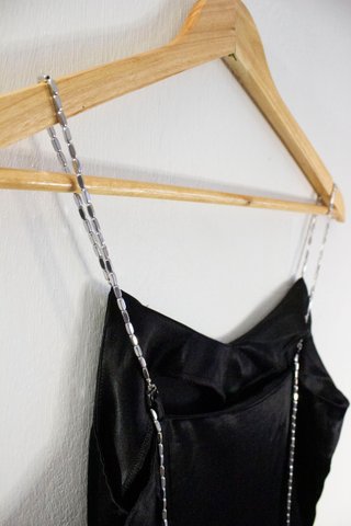 Vestito nero con spalline gioiello