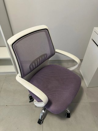 Scrivania bianca in ottime condizioni e sedialilla