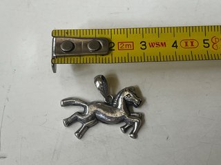 Colgante de plata con forma de caballo