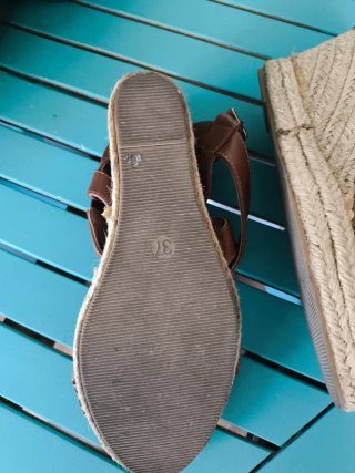 Sandalias de cuero con cuña de esparto