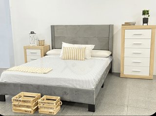 Base de cama gris con cabecero tapizado