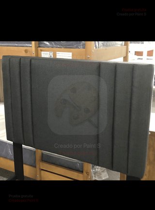 Base de cama gris con cabecero tapizado