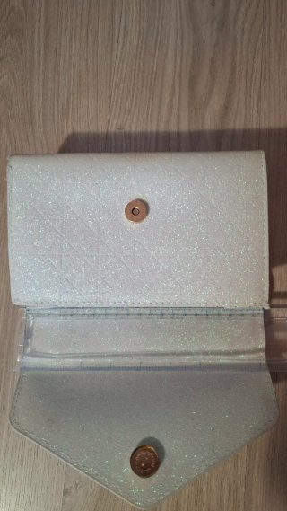 Bolso de fiesta blanco brillante con cadena dorada