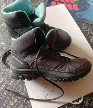 Botas de montaña grises y turquesa
