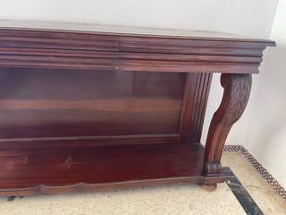 Mueble expositor de madera oscuro