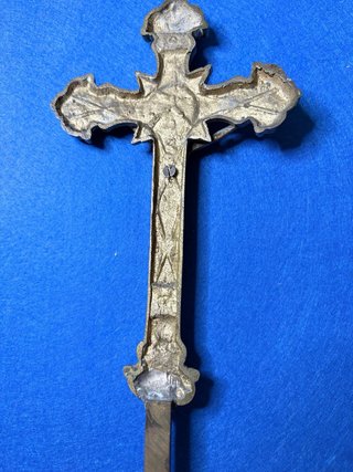 Cruz de bronce con crucificado