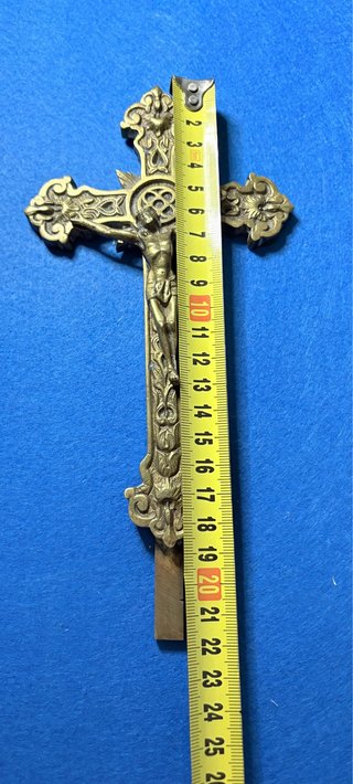 Cruz de bronce con crucificado