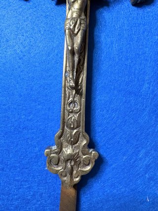 Cruz de bronce con crucificado