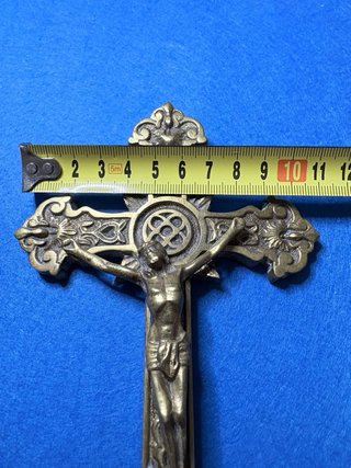 Cruz de bronce con crucificado