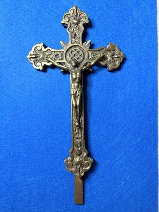 Cruz de bronce con crucificado