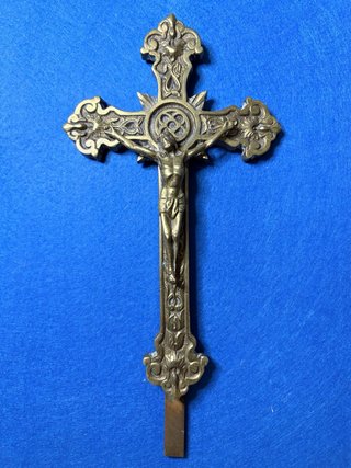 Cruz de bronce con crucificado