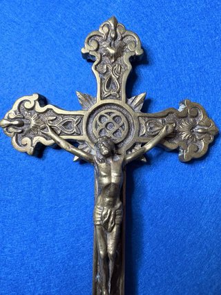 Cruz de bronce con crucificado