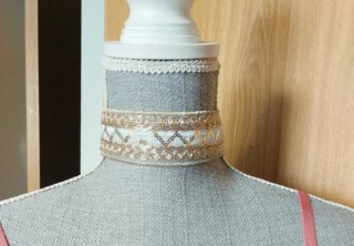 Gargantilla Dorada y Blanca