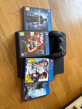 PS4 con Mando e 4 Giochi