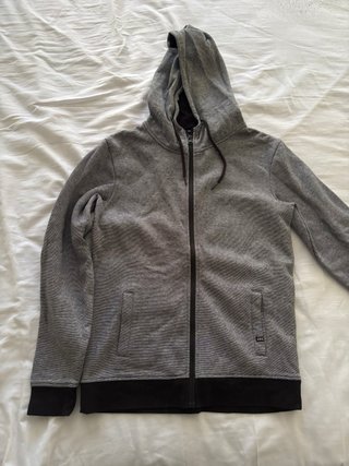 Sudadera con capucha gris