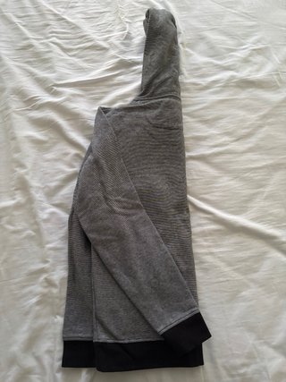 Sudadera con capucha gris