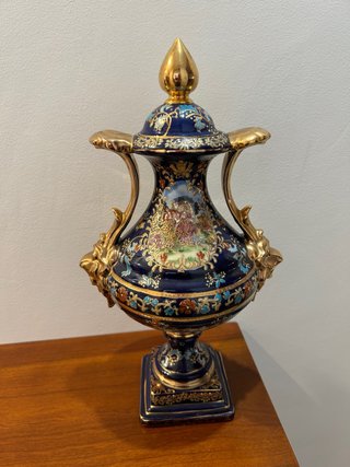 Jarrón de porcelana azul y dorado