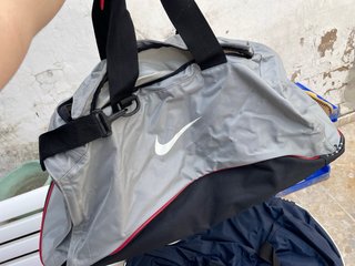 Maleta deportiva Nike gris