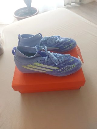 Scarpe da calcio Adidas viola e gialle