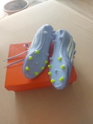 Scarpe da calcio Adidas viola e gialle