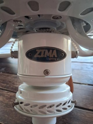 Ventilador de techo blanco con luz