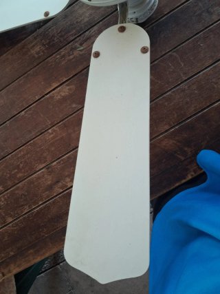 Ventilador de techo blanco con luz