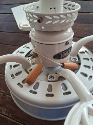 Ventilador de techo blanco con luz