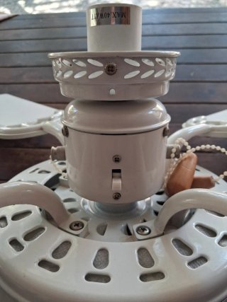Ventilador de techo blanco con luz