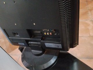 Monitor vga y torre vacía