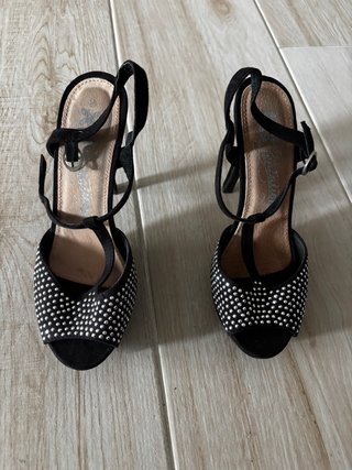 Zapatos de fiesta negros y plateados