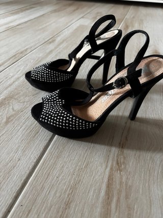 Zapatos de fiesta negros y plateados